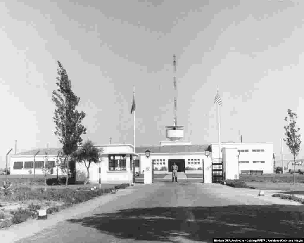 Озод Европа радиосининг асосий трансляция қиладиган станцияси Глорияда, Португалиянинг Лиссабон шаҳри яқинида жойлашган.Oзод Европа радиоси (RFE) ва Озодлик радиоси (RL) Германия, Испания ва Португалияда жойлашган кучли қисқа тўлқинли узатувчилардан фойдаланиб, сигналларни атмосфера орқали “сақраб ўтиши” йўли билан Шарқий Европа ва Совет Иттифоқи ҳудудларига етказган.Озодлик радиоси шунингдек, Тайванда жойлашган эшиттириш мажмуаси орқали Совет Иттифоқининг энг олис ҳудудларига эшиттиришларини узатган.