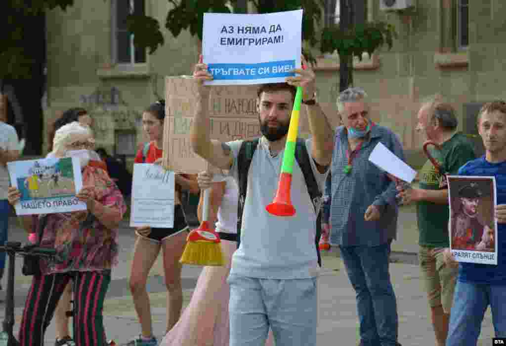 "Аз няма да емигрирам! Тръгвайте си вие!", призовава протестиращ в Русе, където също се проведе пореден протест с искане за оставка на премиера и главния прокурор.