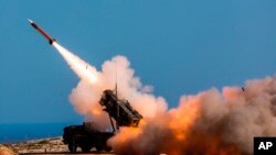 Ushtarë gjermanë të caktuar në Flotën e Mbrojtjes Ajrore dhe Raketore të Sipërfaqes Nr. 1 qëllojnë me sistemin e armëve Patriot në Instalacionin e Qitjes me Raketa të NATO-s, në Hania, Greqi, më 8 nëntor 2017.