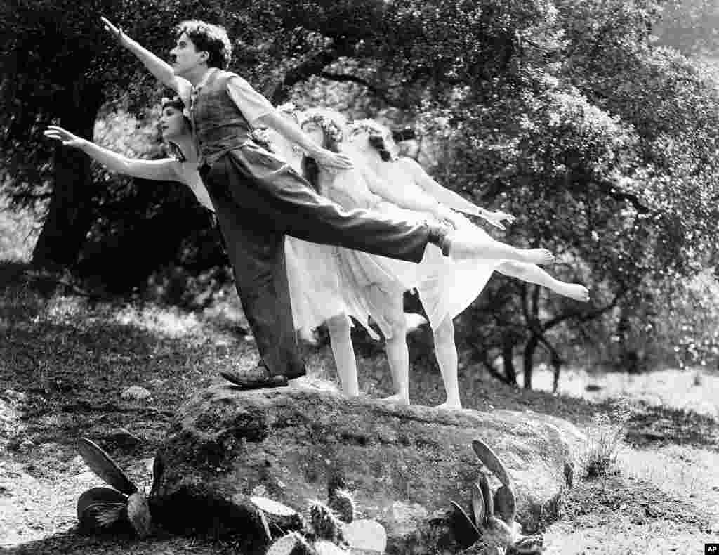 Cadre din filmul lui Charlie Chaplin în care acţiunea are loc în satul cu denumirea&nbsp;Sunnyside