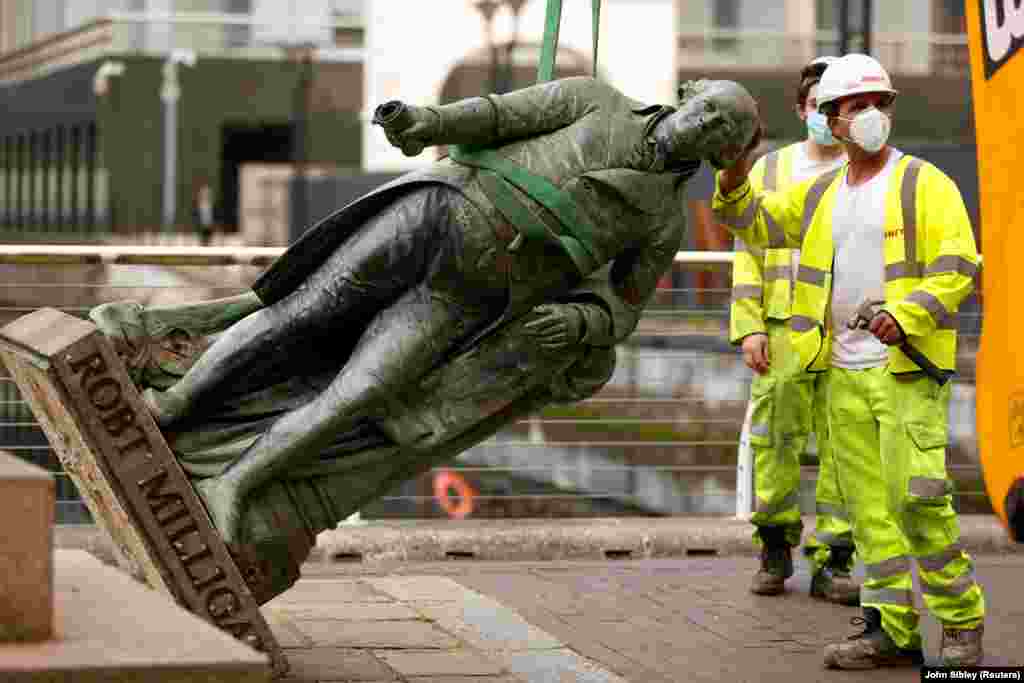 O statuie a lui Robert Milligan, un celebru negustor și proprietar de sclavi, este înlăturată de pe soclul amplasat în curtea Muzeului Docklands din Londra, lângă Canary Wharf, iar primarul Londrei, Sadiq Khan, a anunțat o revizuire a tuturor statuilor și numelor de străzi ale orașului, spunând că cele care au legături cu sclavia &bdquo;ar trebui eliminate&rdquo;.