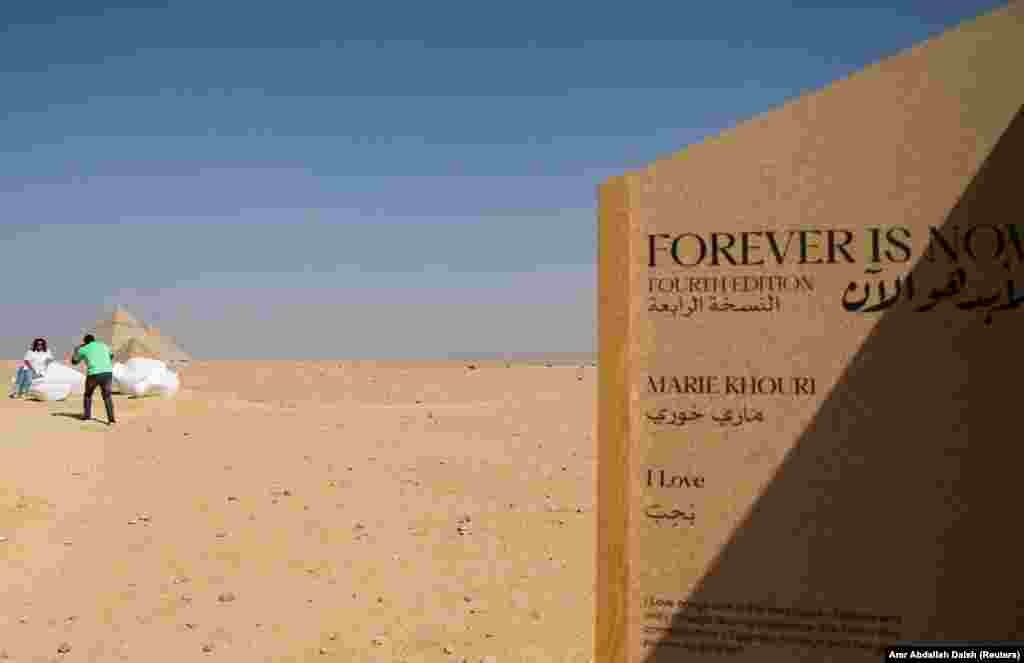Një çift duke bërë foto pranë instalacionit artistik "I Love" nga artistja Marie Khouri gjatë edicionit të katërt të "Forever is Now".