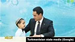 Președintele turkmen într-o fotografie de propagandă.