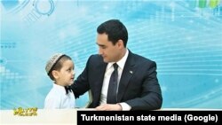 Președintele turkmen, Serdar Berdîmuhammedov, în vizită la un orfelinat din Așgabat, în mai 2022. 