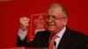 Ion Iliescu este primul președinte post-comunist al României. Fotografia îl arată la un eveniment al Partidului Social Democrat (PSD).