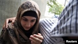 Алина Царнаева, сестра Джохара Царнаева, идёт мимо группы журналистов на заседание суда в Нью-Йорке. 30 сентября 2014 года.