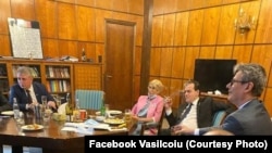Premierul Ludovic Orban și membri guvernului său - poza care a adus amenzi.