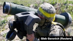 Ukrajinski vojnik tokom vežbe ukrajinske pešadije, 26. maj 2021.
