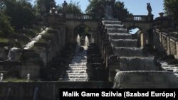 A Saint-Cloud park Párizs közelében: a Napkirály kora óta működik a vízeséses szökőkút