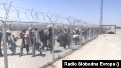 Бегалци од Авганистан на границата со Пакистан.