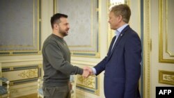 Претседателот на Украина, Володимир Зеленски и секретарот за одбрана на Велика Британија, Грант Шапс.