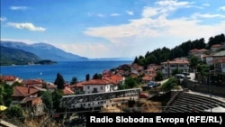 Античкиот театар во македонскиот град Охрид, во близина на Стариот град. Во 1979 година УНЕСКО го прогласи Охридското Езеро за светското наследство според природните критериуми.