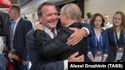 РОСІЯ – Президент Росії Володимир Путін і колишній канцлер Німеччини Герхард Шредер. Москва, 14 червня 2018 року