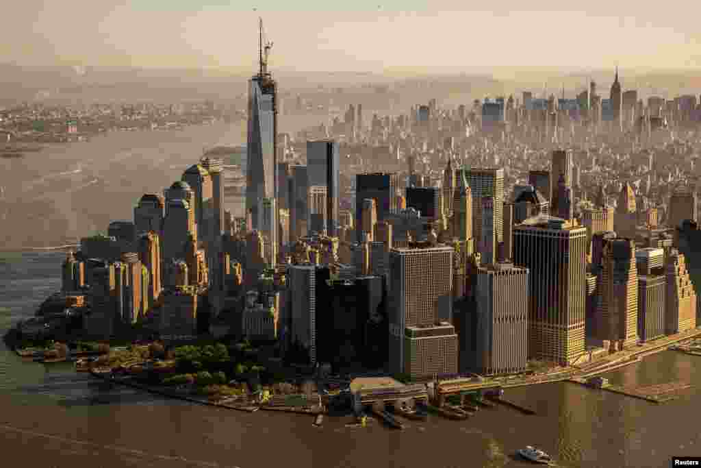 Ultima parte a turnului &bdquo;One World Trade Center&quot; este montată la New York, pe 10 mai 2013. One World Trade Center este un complex de clădiri din&nbsp;Manhattan,&nbsp;New York, ridicat în memoria fostului complex de clădiri World Trade Center, distrus în atentatele teroriste din 2001. Complexul are un șapte clădiri, fiecare purtând numele fostelor clădiri WTC. Cea mai înaltă clădire este One World Trade Center, Freedom Tower sau One World Observatory și are o înălțime de 541,3 m, fiind&nbsp;a șaptea cea mai înaltă clădire din lume. &nbsp;