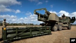 Katonák ATACMS rakétákkal töltenek fel egy nagy mozgékonyságú rakétatüzérségi rendszert (HIMARS) (archív felvétel)