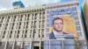 Një pano me fotografinë e Yehen Murayevit e vendosur në Kiev. Britania tha se Rusia dëshiron që Murayev të udhëheqë Qeverinë ukrainase, pretendime këto që janë hedhur poshtë nga vetë Murayevi dhe Moska. 
