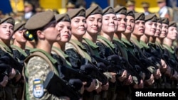 Киев преправя полевата армейска униформа, за да може тя да се носи от хиляди жени на фронта. Униформите засега се шият от доброволци, производството все още не е започнало.