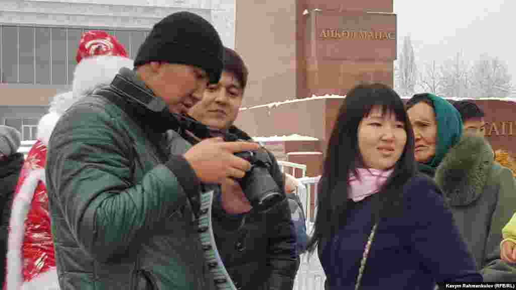 "Телефонго тартылган сүрөт башка, бул жерден сүрөтүңдү дароо кагазга чыгарып беришет", - дейт аянтка апасы менен келген Айнура.