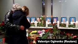 Të afërm të viktimave që pësuan nga rrëzimi i avionit ukrainas.