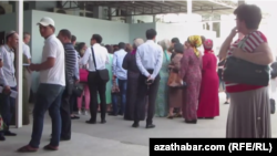 Aşgabat, bank öňündäki nobat