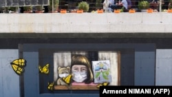 Grafit na zidu sa natpisom "Nedostaje mi škola", Ferizaj, Kosovo, juni, 2020. 
