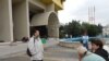 Radnici ispred hotela Holiday