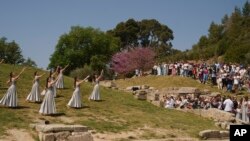 Încetarea luptelor pe durata Jocurilor Olimpice a devenit tradiție în Grecia antică. În imagine: repetiții în Grecia, duminică, 14 aprilie 2024, pentru ceremonia aprinderii focului olimpic.