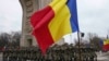 Aproximativ 2.500 de militari și angajați ai unor instituții precum Ministerul Apărării Naționale, Serviciul Român de Informații ori Serviciul de Telecomunicații Speciale au participat la<strong> <a href="https://d2meq3u01pszed.cloudfront.net/a/ziua-nationala-1-decembrie-parada-militara-bucuresti-alba-iulia/33222233.html" target="_blank">parada militară </a></strong>din 2024 de la București.<br />
<br />
Aceștia au defilat cu 190 de tancuri și autovehicule militare, iar pe deasupra Arcului de Triumf au trecut 45 de aeronave.