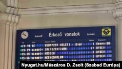 A szombathelyi pályaudvar információs táblája