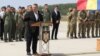 Nicolae Ciucă védelmi miniszterként beszél a katonákhoz 2021. augusztus 21-én