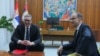 Presidenti i Serbisë, Aleksandar Vuçiq (majtas) dhe kryeministri i ri Gjuro Macut.