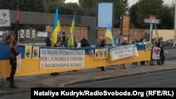 Ukrán civilek tüntetnek Oroszország római nagykövetsége előtt 2016. október 6-án
