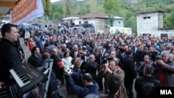 Премиерот Никола Груевски ги посети Македонци кои живеат во Голо Брдо, Албанија на 15 октомври 2011.