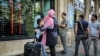 Disa iranianë duke qëndruar pran një këmbimoreje në Teheran. 11 prill, 2018