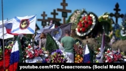 Могилы российских военных на кладбище в Севастополе, архивное фото 
