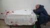 Tatăl lângă trupul neînsuflețit al fiului său adolescent, într-o maternitate transformată în secție medicală în timpul războiului cu Rusia, la Mariupol, în martie 2022