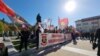 Војната на клубовите ги раздалечува народите 