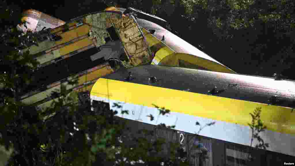 A Deutsche Bahn közleményében azt írta, hogy együttéreznek az áldozatok hozzátartozóival és mindenben a hatóságok segítségére lesznek, hogy kiderítsék a baleset okait
