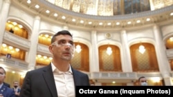 George Simion, cofondator AUR în Parlamentul de la București, purtând o mască transparentă, în semn de protest față de regulile de protecție sanitară anti Covid-19, 21 decembrie 2020. 
