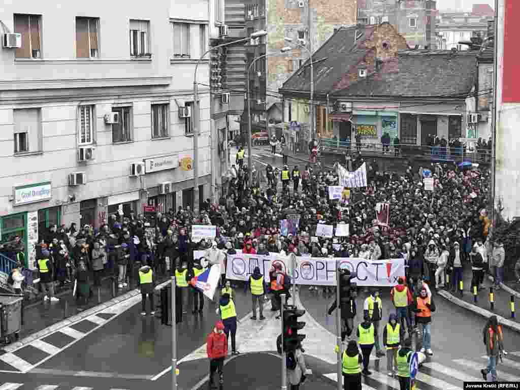 Studentët kanë bllokuar më shumë se 60 fakultete dhe dy seli universitetesh, duke kërkuar përgjegjësi penale dhe politike për vdekjen e 15 personave, të shkaktuar nga shembja e një strehe në stacionin hekurudhor në Novi Sad që ndodhi më 1 nëntor 2024.