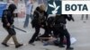 Policia amerikane duke arrestuar një protestues në Los Anxhelos. 6 qershor 2025. 