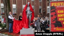 Ridicarea statuii lui Lenin în Gelsenkirchen, Germania.