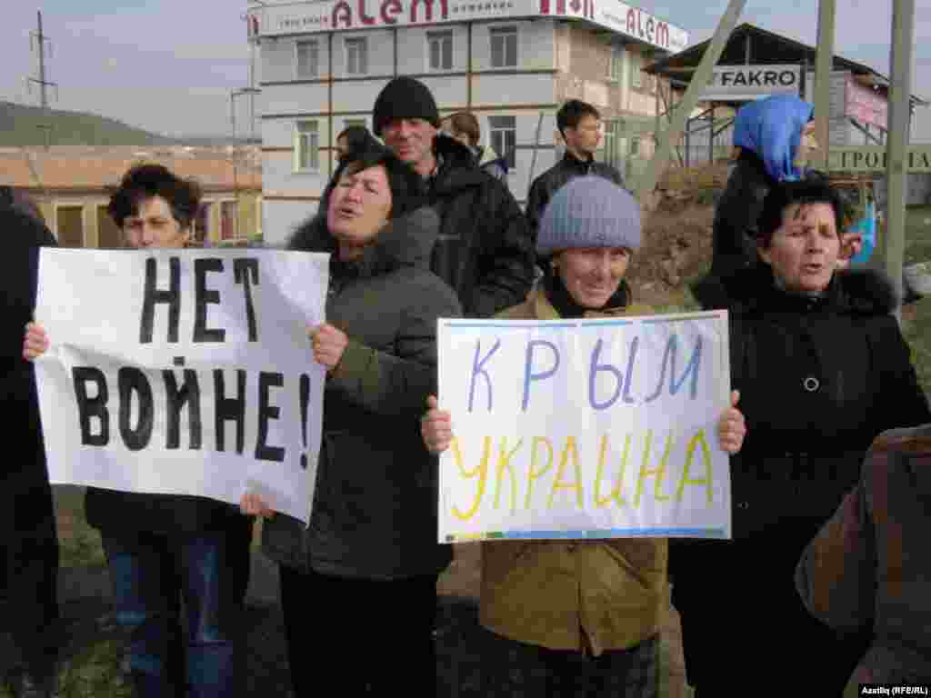 Кримські татари по дорозі з Сімферополя до Бахчисараю протестують проти так званого «референдуму»