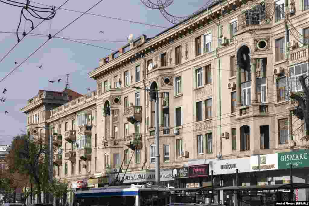 O clădire de pe strada Armenească din capitală, în prezent și în anii 70 ai secolului trecut. 