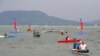 A Balaton-átevezés résztvevői célba érnek Fonyódnál 2020. augusztus 16-án