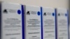 Első oltáshoz használatos, orosz fejlesztésű Szputnyik V koronavírus elleni vakcina dobozai a Debreceni Egyetem Kenézy Gyula Egyetemi Kórház Nappali Kórházában kialakított oltóponton 2021. március 17-én