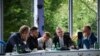 Presidenti ukrainas Volodymyr Zelensky, kryeministri britanik Keir Starmer, presidenti francez Emmanuel Macron, kancelari gjerman Friedrich Merz, dhe kryeministri polak Donald Tusk, bisedojnë me presidentin amerikan Donald Trump, përmes telefonit gjatë samitit në Tiranë, 16 maj.