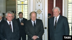 Cei trei lideri după semnarea documentului istoric