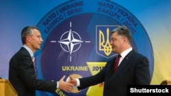 Президент України Петро Порошенко та генеральний секретар НАТО Єнс Столтенберґ (©Shutterstock)