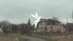 Egy ukrán férfi a fészerben temette el halott feleségét, mielőtt kimentették